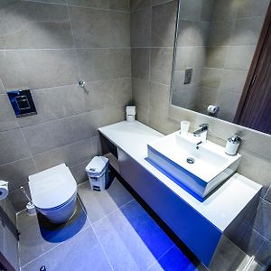 Chambre Double Réservée aux Adultes